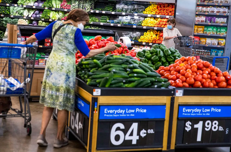 Varias personas compran comestibles en un Walmart Superstore en Secaucus, Nueva Jersey, el 11 de julio de 2024. (AP Foto/Eduardo Munoz Alvarez, Archivo)